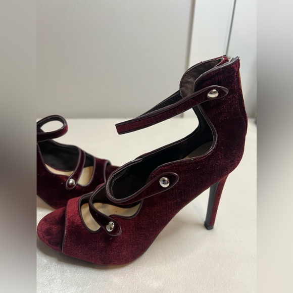 Guess Deep Red Velvet Strappy Stilletos Size 8M - Picture 3 of 15